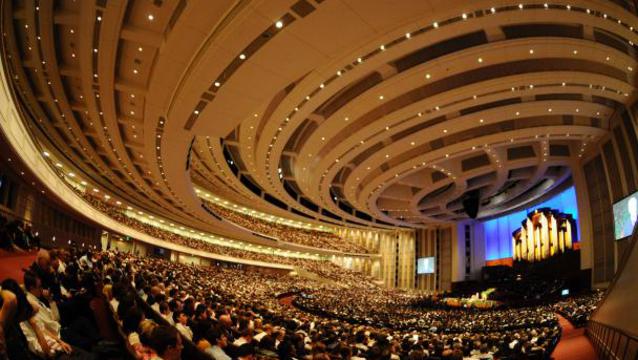 Vista interior do Centro de Conferências, durante uma sessão da Conferência Geral da Igreja