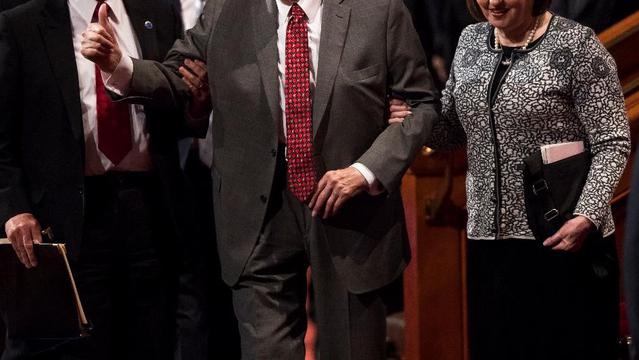 O Presidente Thomas S. Monson a sair da sessão de sábado de manhã da conferência geral de abril de 2017.