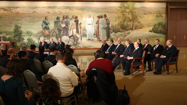 Membros do Quórum dos Doze Apóstolos assistiram à conferência de imprensa com a Primeira Presidência da Igreja no dia 16 de janeiro de 2018.
