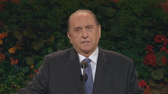 O Presidente Thomas S. Monson anuncia a construção de 5 novos templos, na primeira sessão da Conferência Geral da Igreja. Um dos templos anunciado foi o de Lisboa, Portugal
